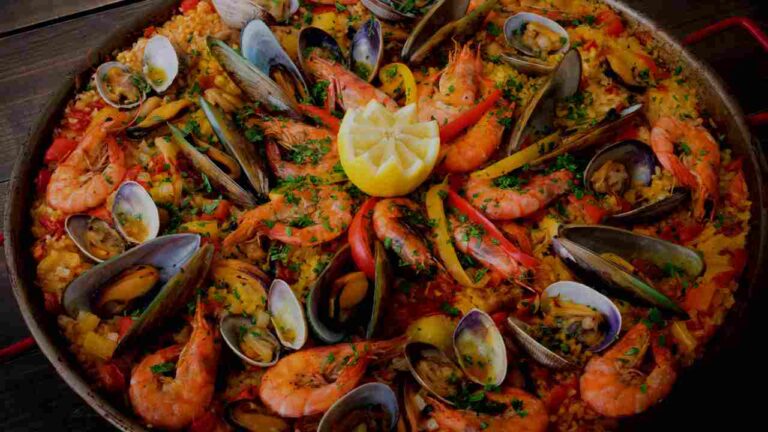 paella spagnola nella paellera