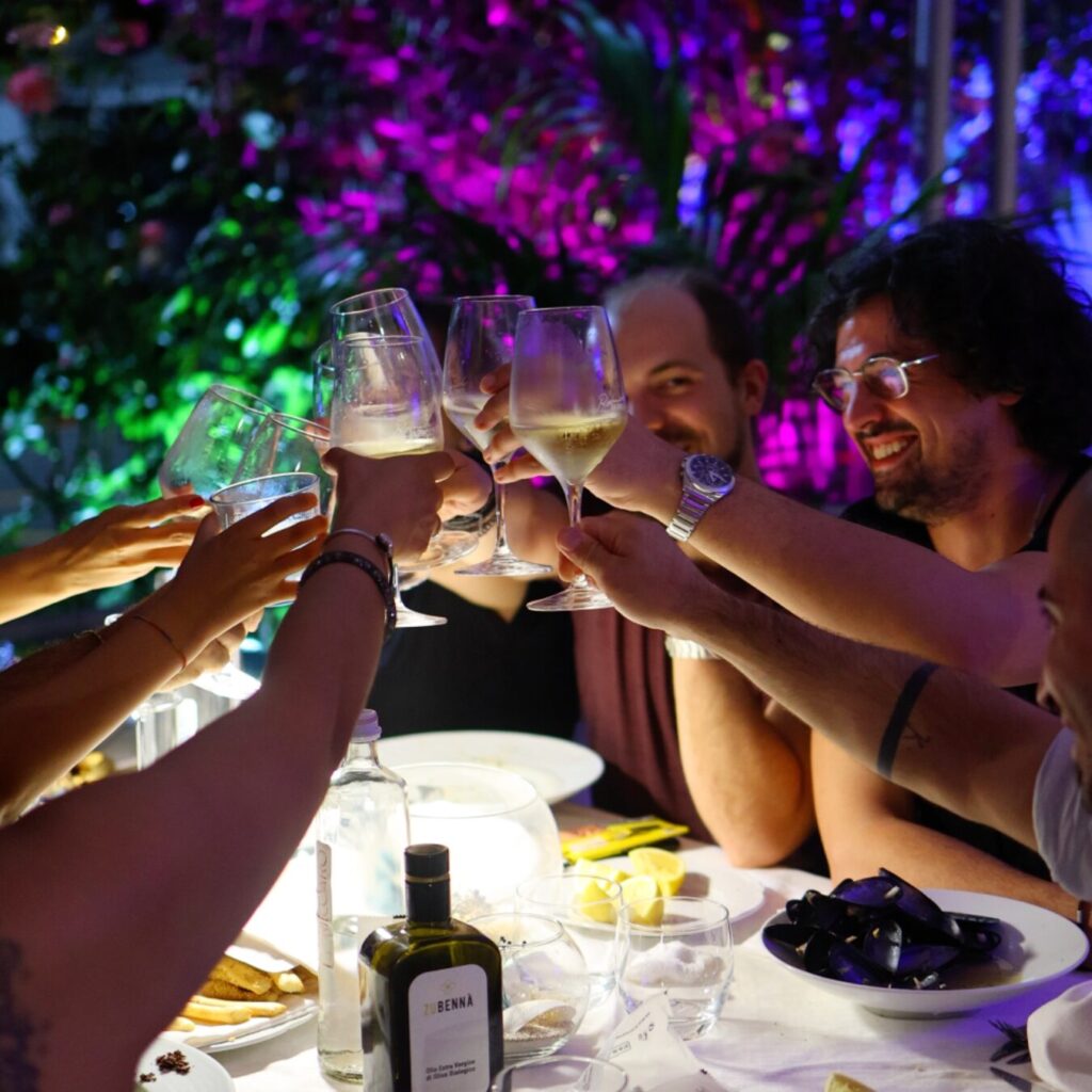 Tavolata di amici che fanno un brindisi - Cena di Ferragosto a Torino al Ristorante Da Dino