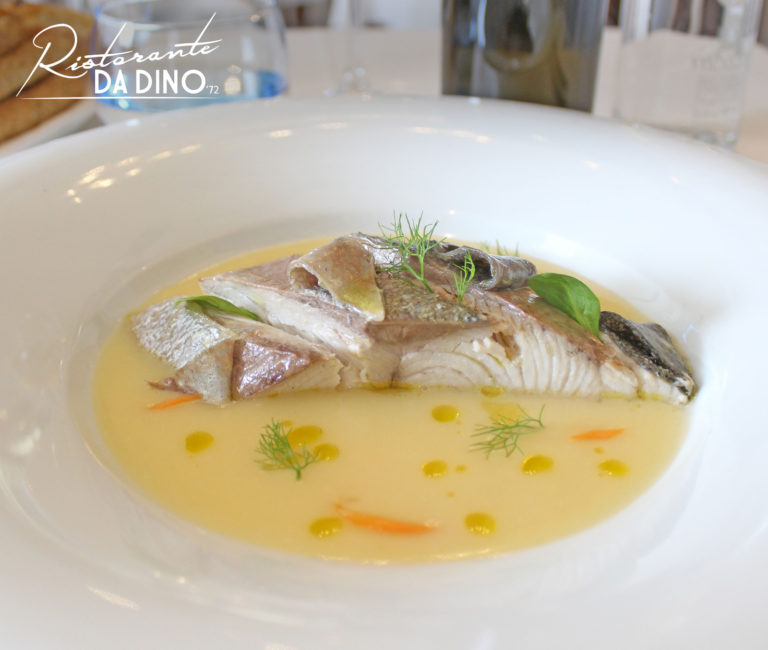 Filetto di pesce su crema di ceci
