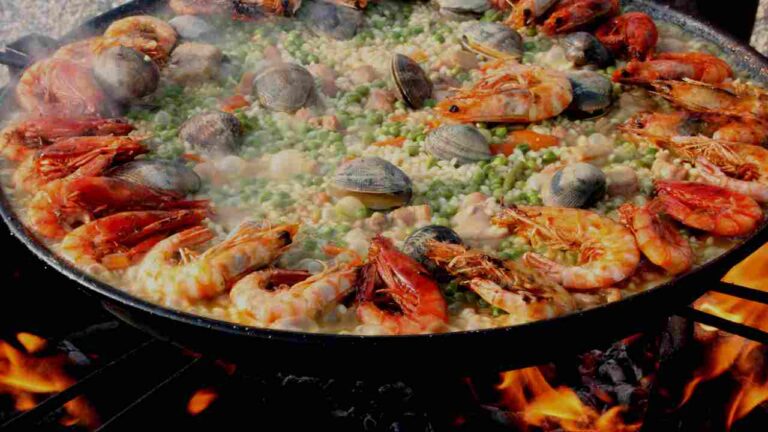 Paella di pesce ristorante torino su fuoco