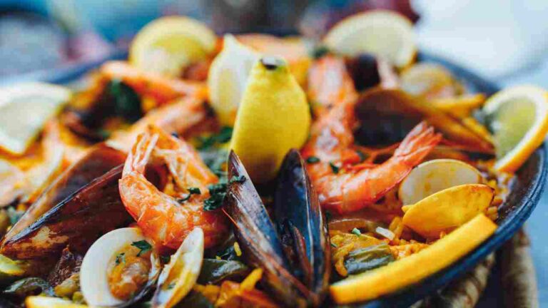 Paella con cozze gamberi nel piatto