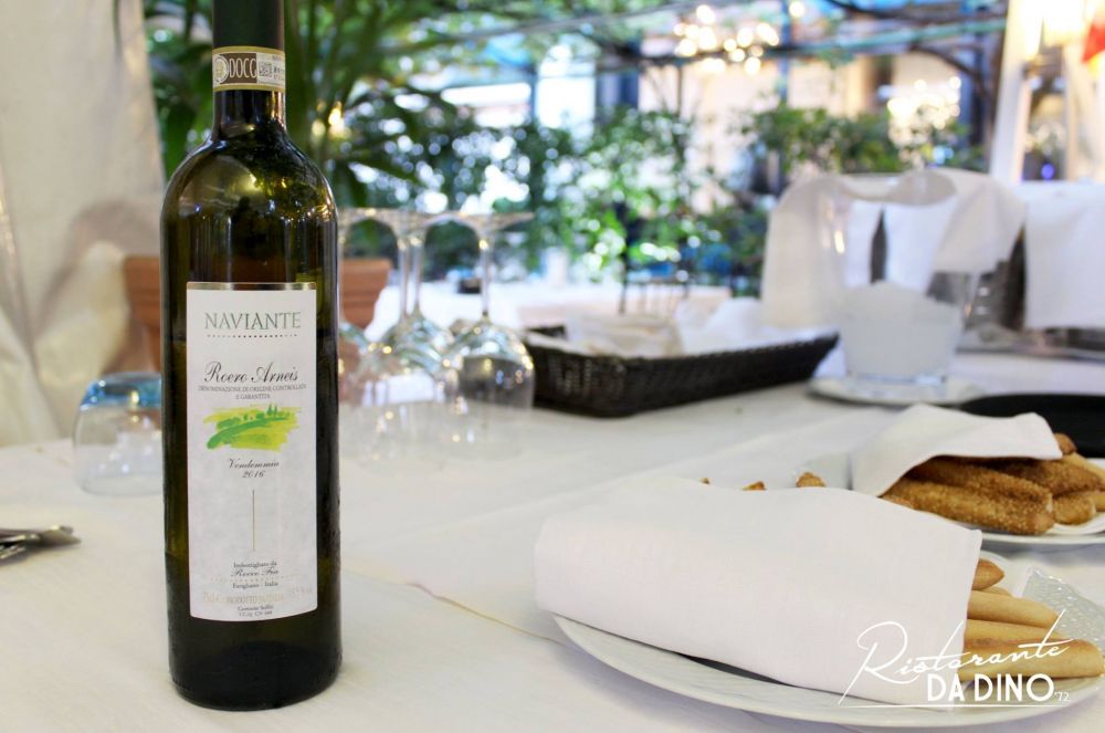 tavola apparecchiata con bottiglia - ristorante per pranzo a torino