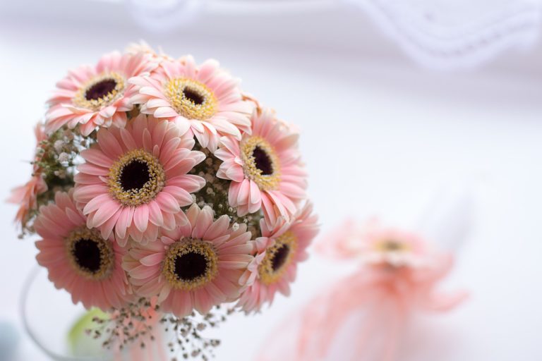 centrotavola con fiori rosa - ristorante per battesimi a torino