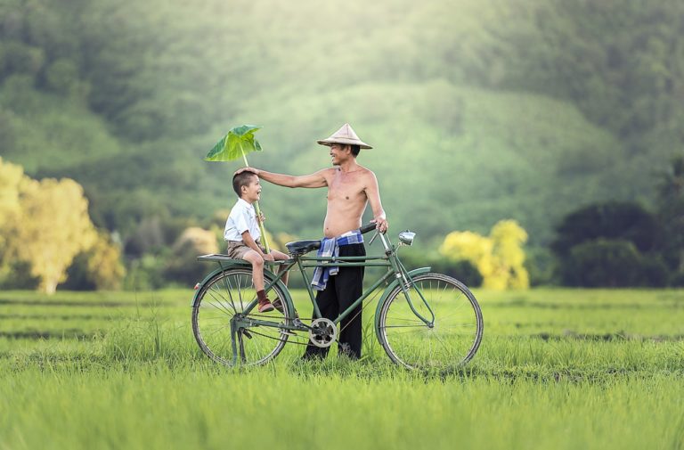 padre e figlio con bicicletta