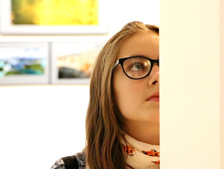 donna guarda quadro al museo