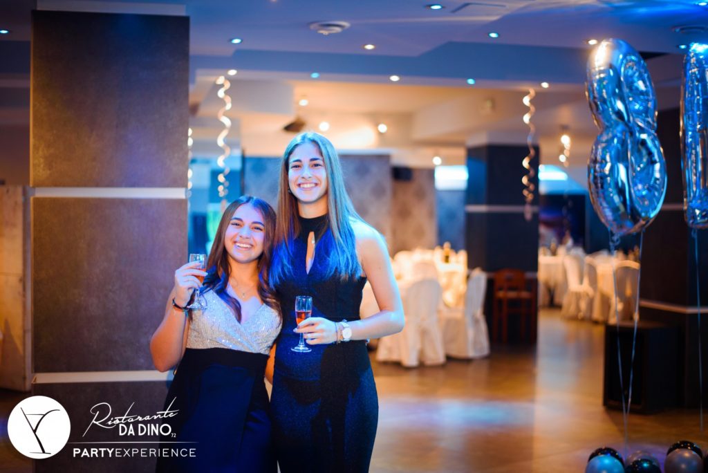 Ragazze felici sala party experience