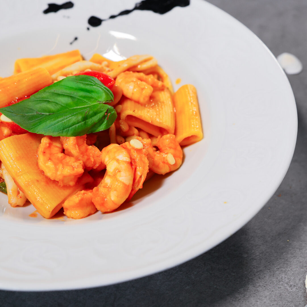 Piatto con rigatoni e gamberi