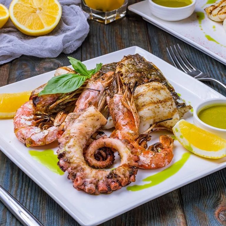 Grigliata mista di pesce - pesce e carne alla griglia