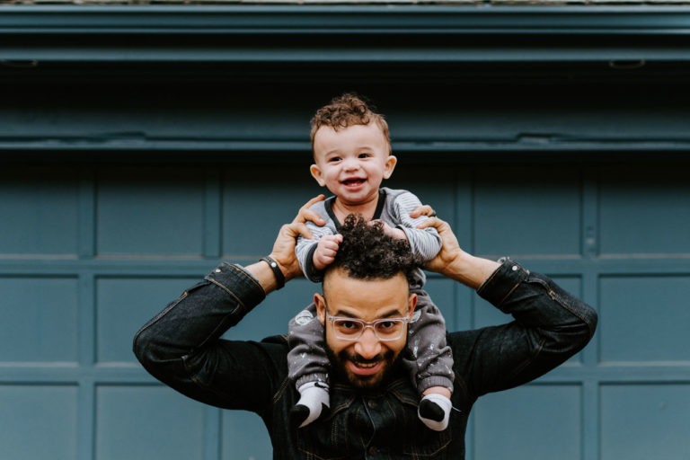 padre con figlio piccolo sulle spalle - festa del papà