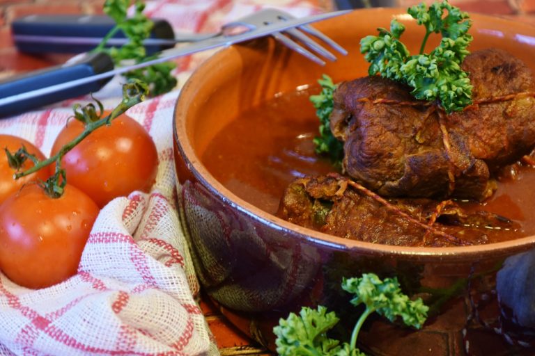 Roulades di carne in tegame di terracotta - Pranzi e cene autunnali