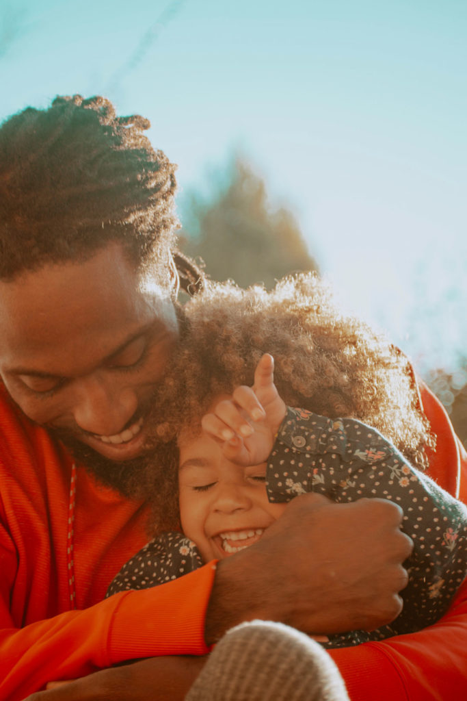 padre e figlio sorridenti - festa del papà